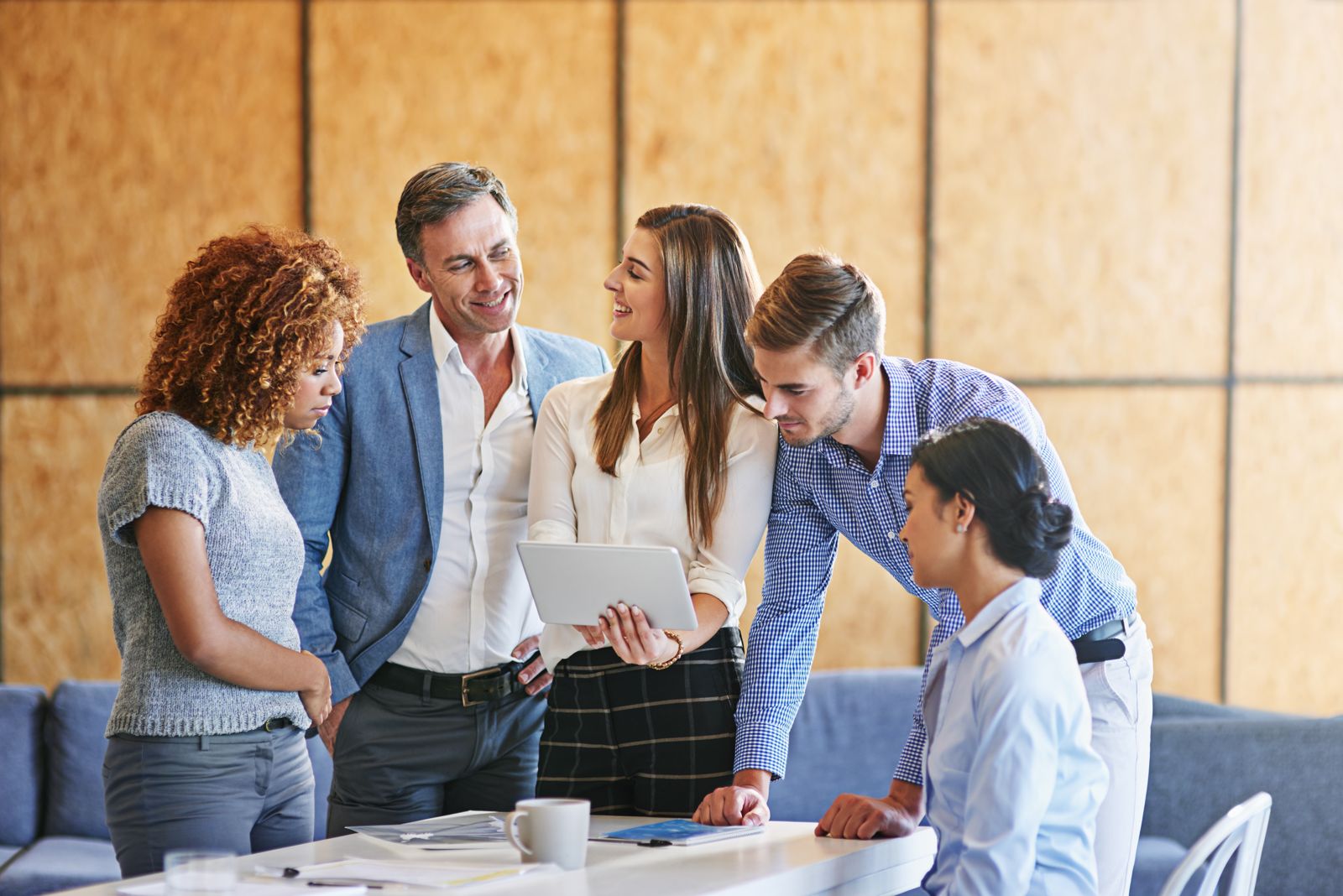 Equipo de asesores pedagógicos en reunión de trabajo