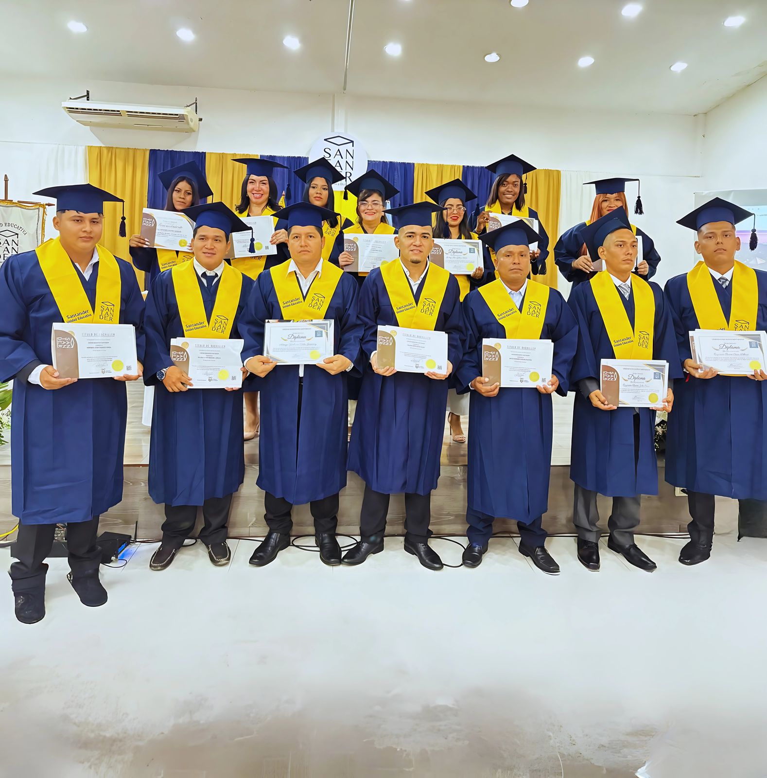 Promoción de graduados de la Unidad Educativa Santander