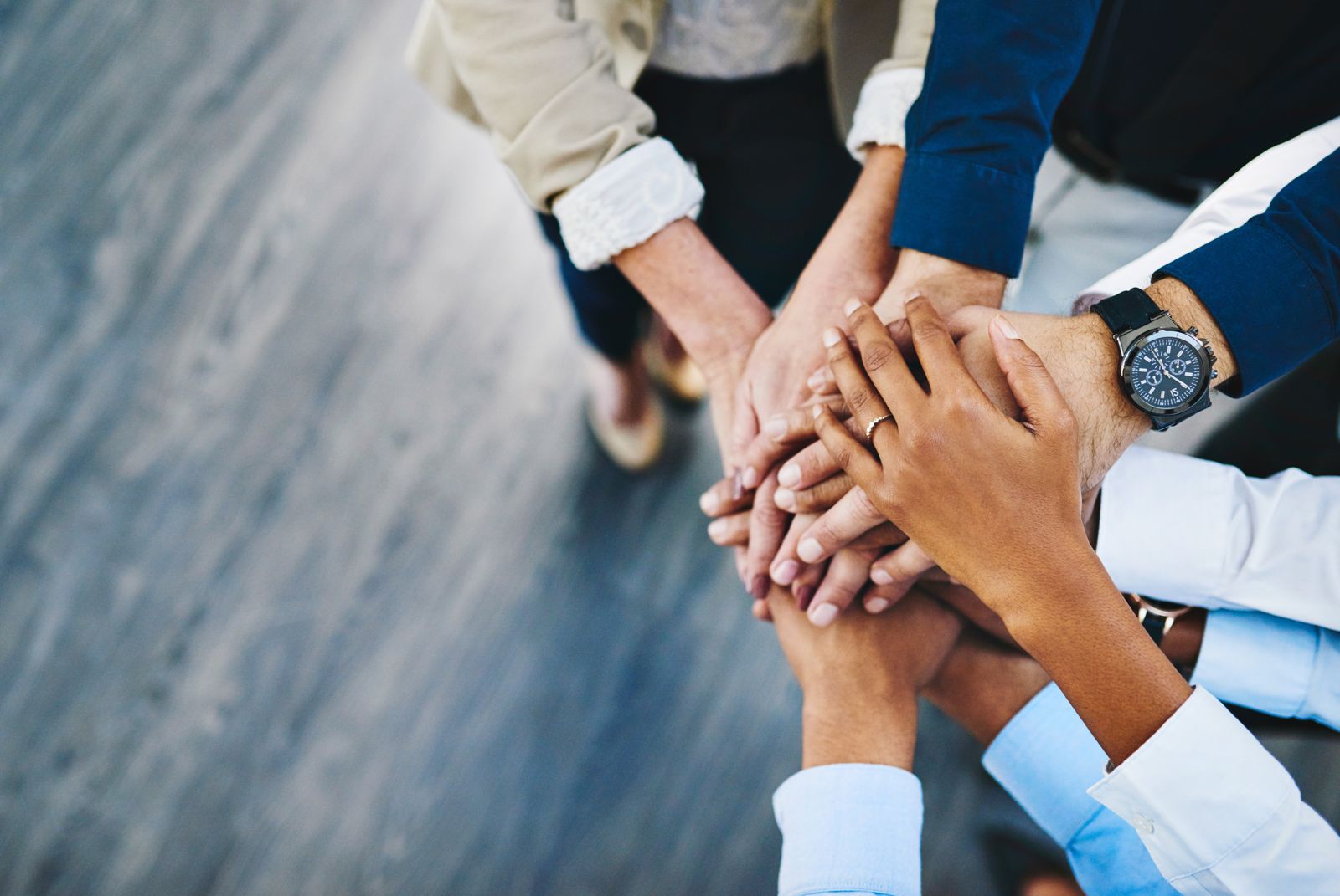 Manos unidas en señal de trabajo en equipo